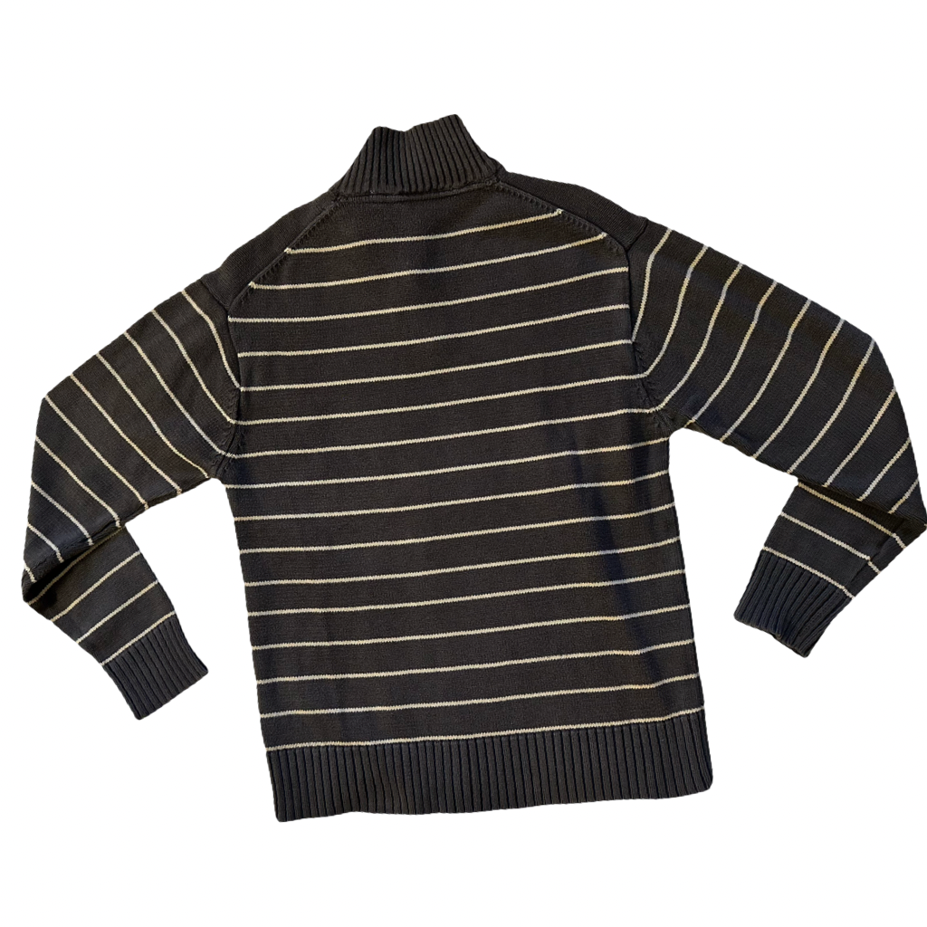 Sweater VNTG café rayado con cuello alto abotonado
