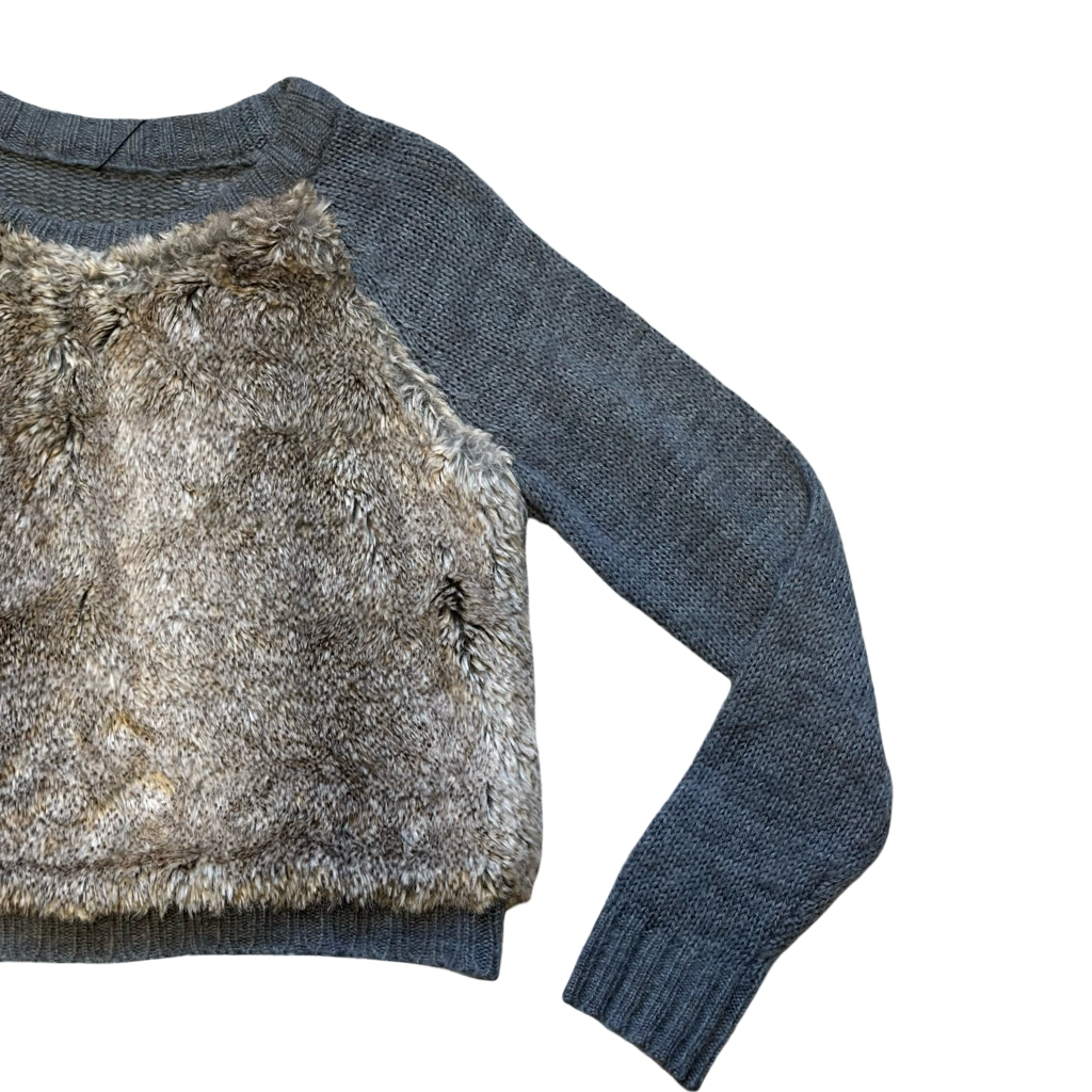 Sweater tejido gris con panel de piel sintética