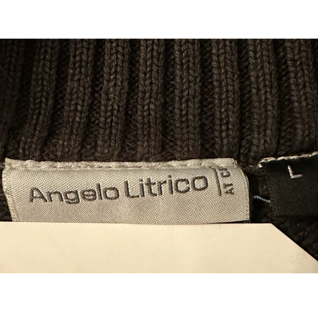 Sweater VNTG café rayado con cuello alto abotonado