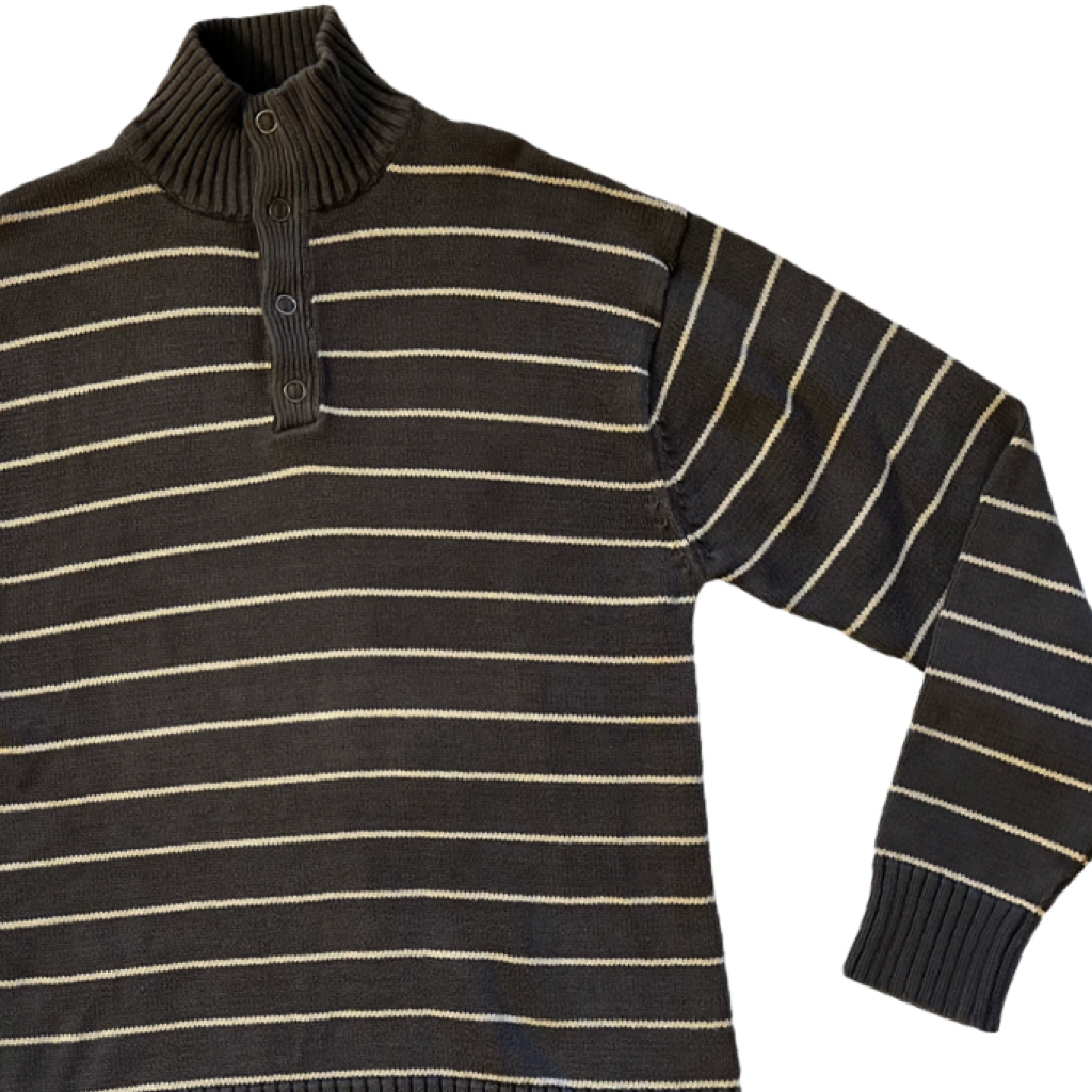 Sweater VNTG café rayado con cuello alto abotonado