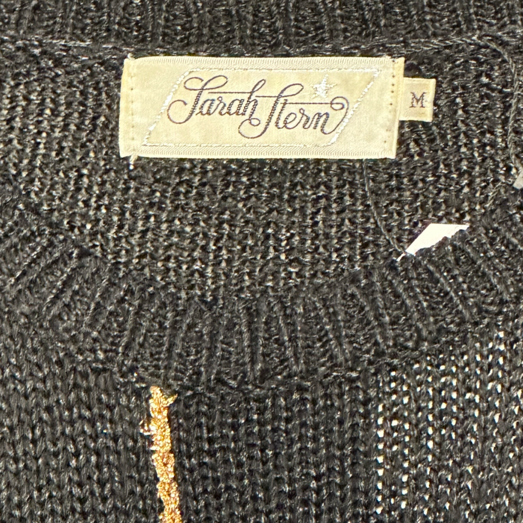 Sweater Negro con Detalles Dorados